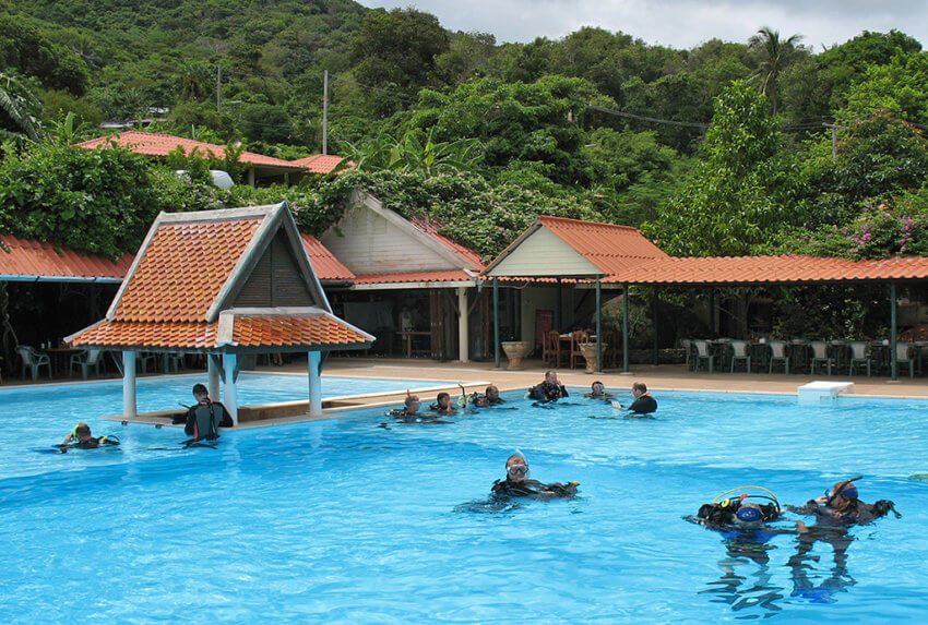 Scuba training in the pool