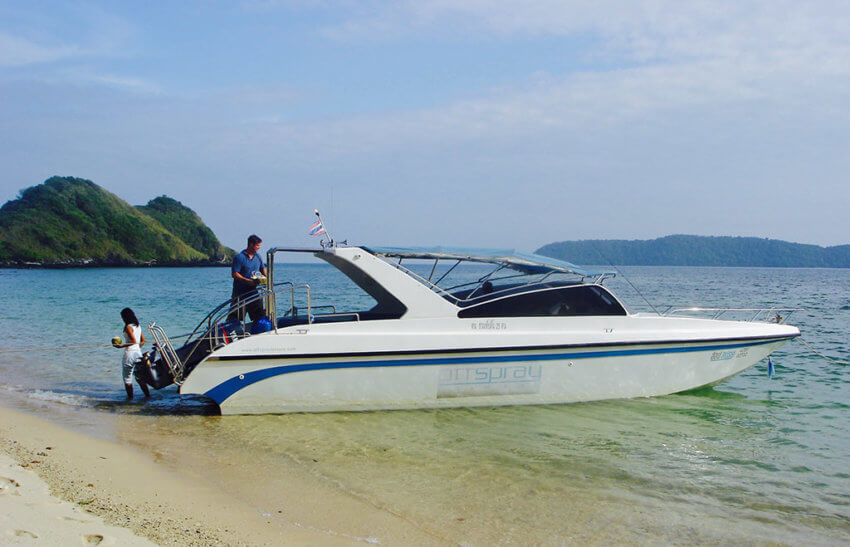 Offspray Speedboat at the beach