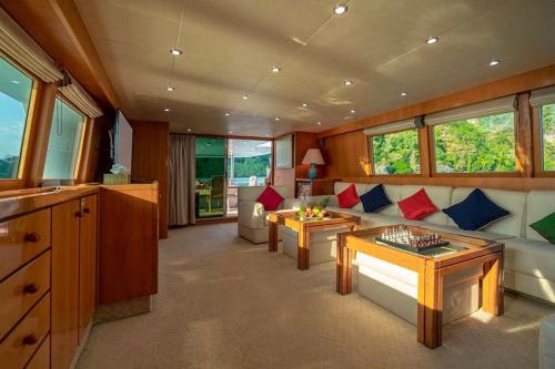 Ajao Aircon Salon Phuket Yacht Charter