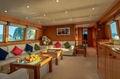 Ajao Aircon Salon Yacht Charter Phuket