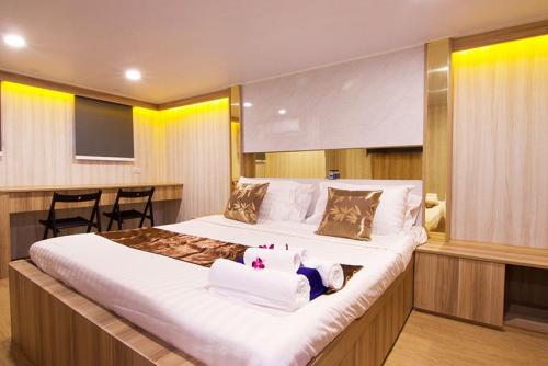 Master Double Bed Cabin - Main Deck