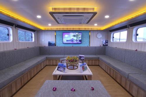 Deep Andaman Queen - Aircon Saloon