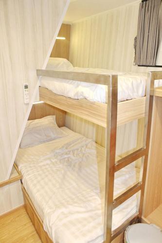 Standard Twin Bunk Bed Cabin - Lower Deck