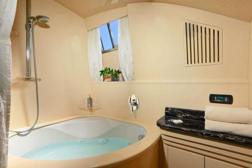 Falcon Super Yacht Charter Phuket Bathroom