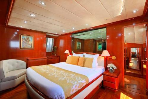 Falcon Super Yacht Charter Phuket VIP Cabin