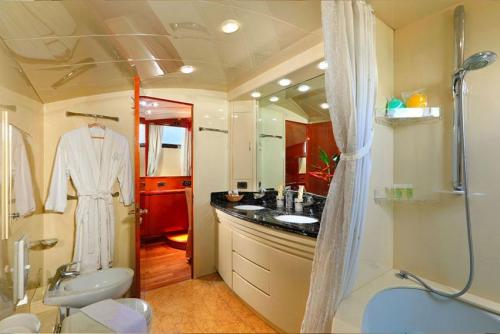 Falcon Superyacht Charter Phuket Bathroom