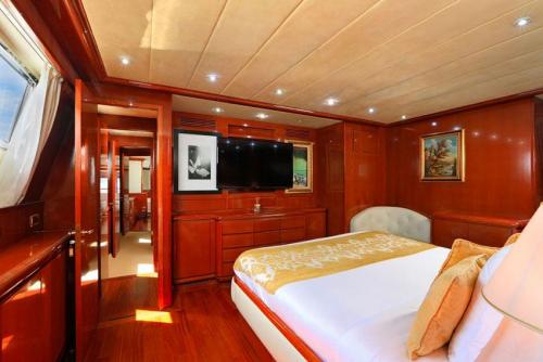 Falcon Superyacht Charter Phuket VIP Cabin