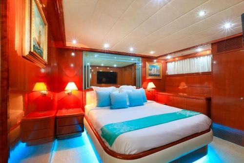 Falcon Superyacht Charter Phuket VIP Stateroom