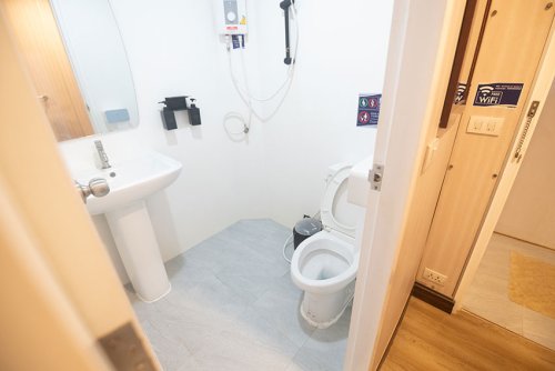 MV Koon9 Ensuite Bathroom