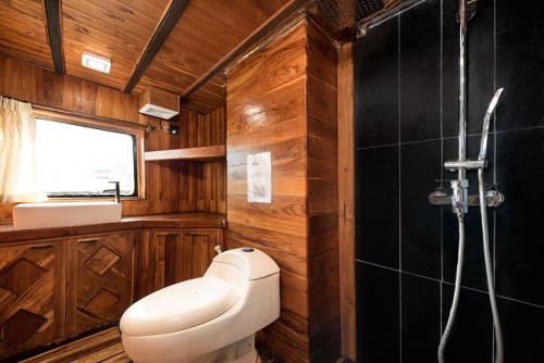 The Suite Bathroom La Galigo Liveaboard