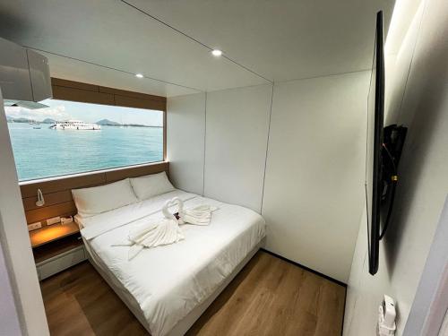 Mandarin Queen Liveaboard - Master Cabin Main Deck