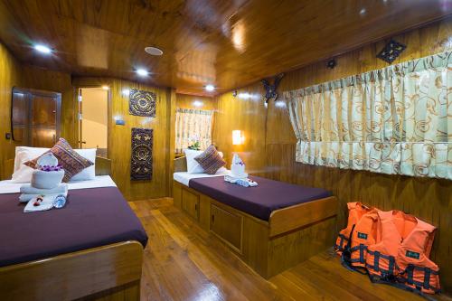 Master Twin Bed Cabin - Main Deck